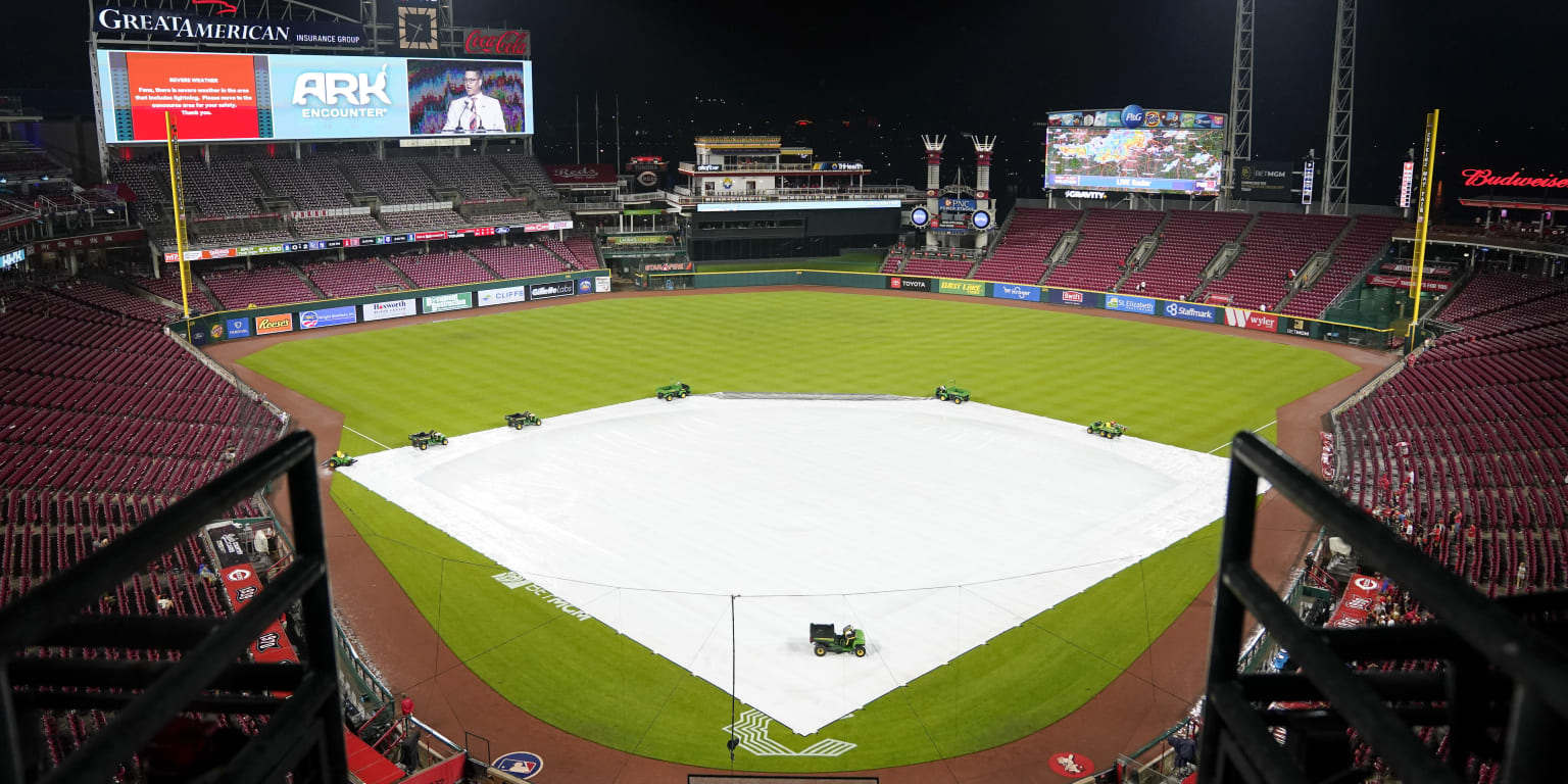 Giants, Reds suspended in 8th inning after rain delay