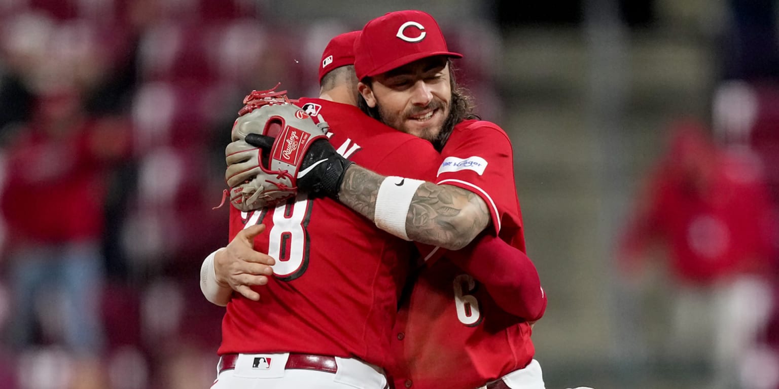 Six-run rally gives Reds comeback win over Rangers