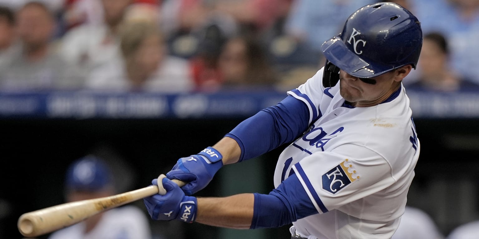 Pratto's 9th-inning homer gives Royals 5-4 win over Red Sox