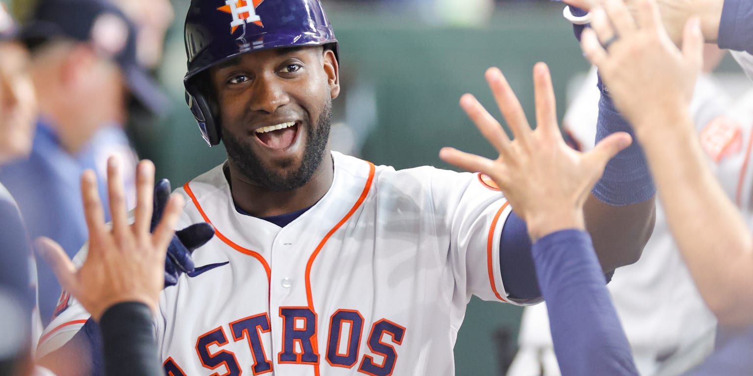 Astros slugger Alvarez leaves game because of sore right oblique