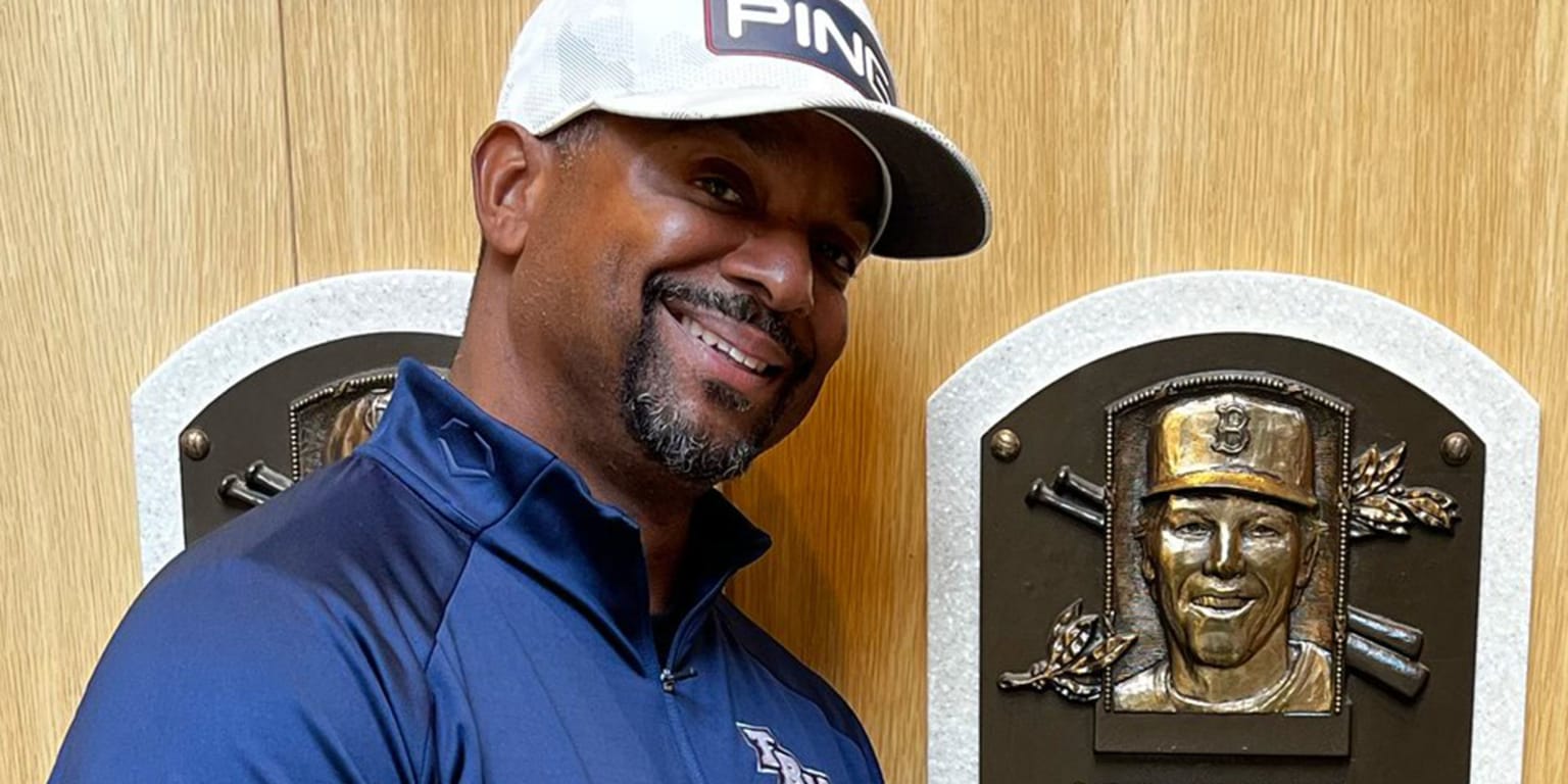 But did he do 'The Carlton' dance? '90s sitcom star takes fitting pic at Hall of Fame