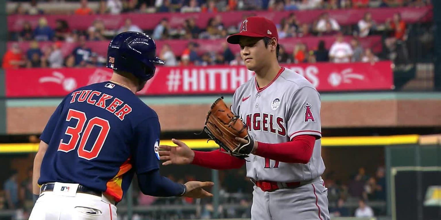 Shohei Ohtani tags Kyle Tucker on hand