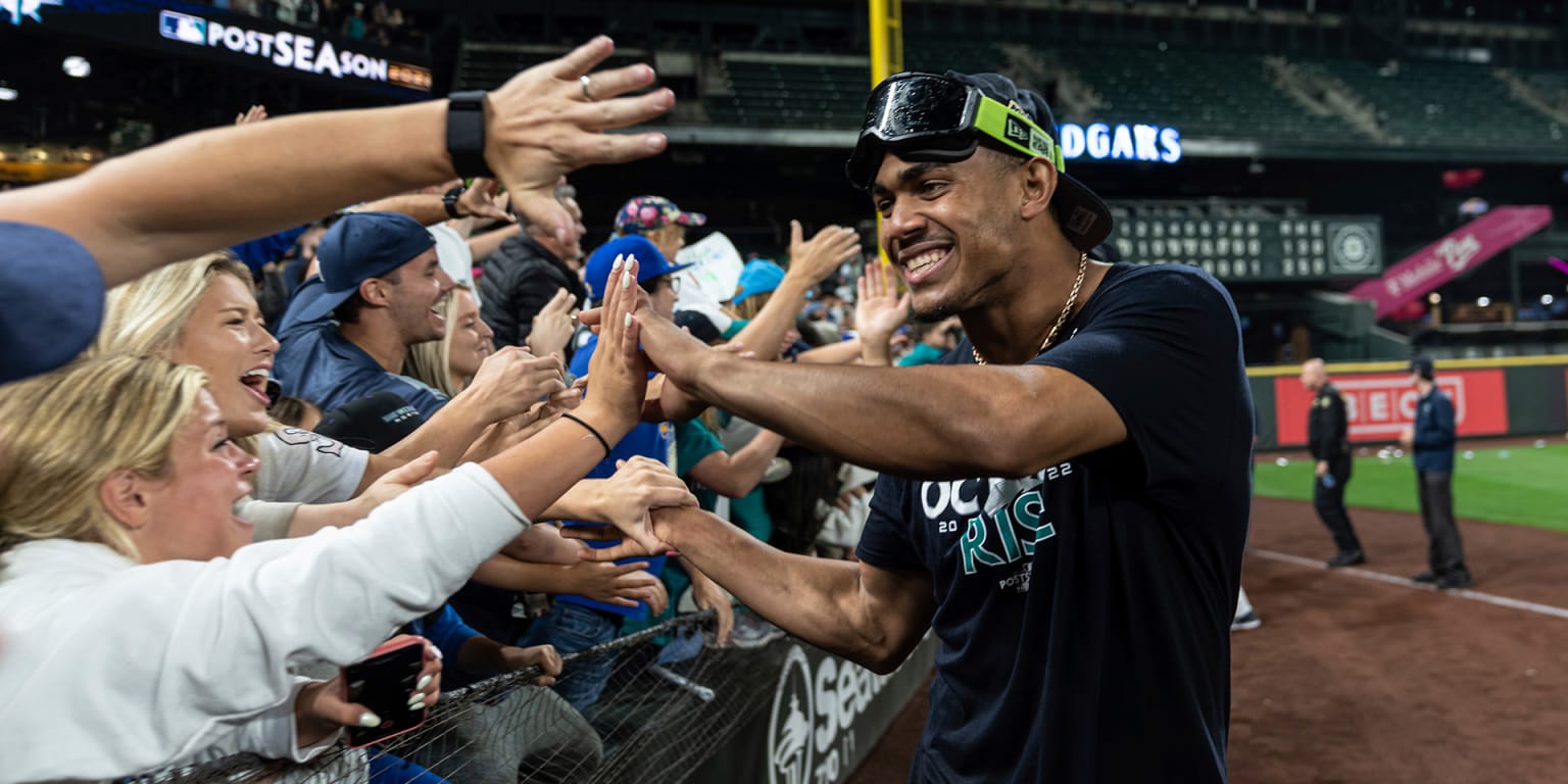 Seattle Mariners' embarrassing playoff drought continues despite