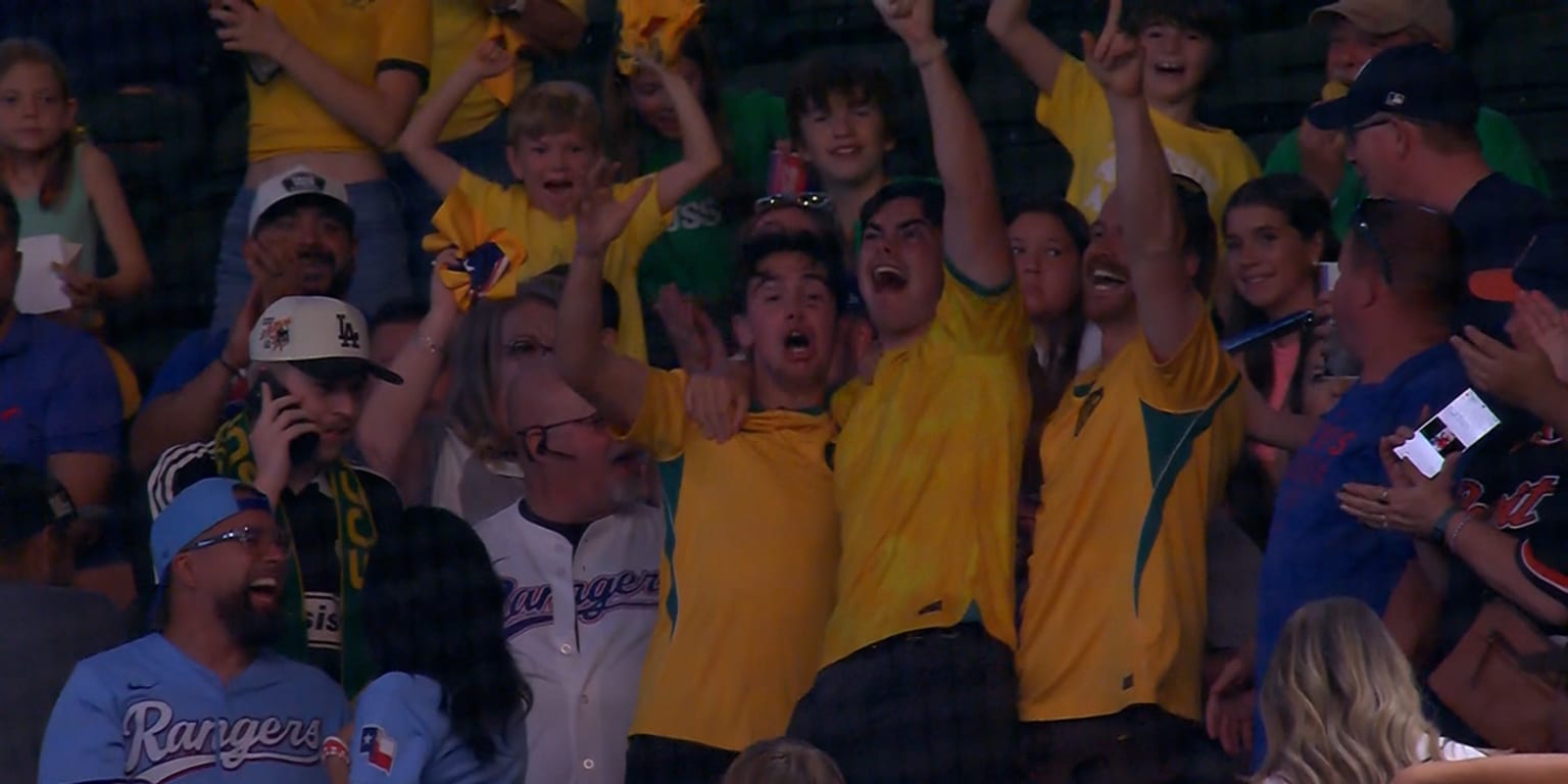 No free kick coming from this handball! Aussie fan makes impressive catch