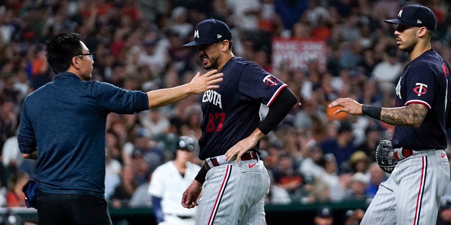 Twins' José De León suffers injury during warmup pitches - Sports