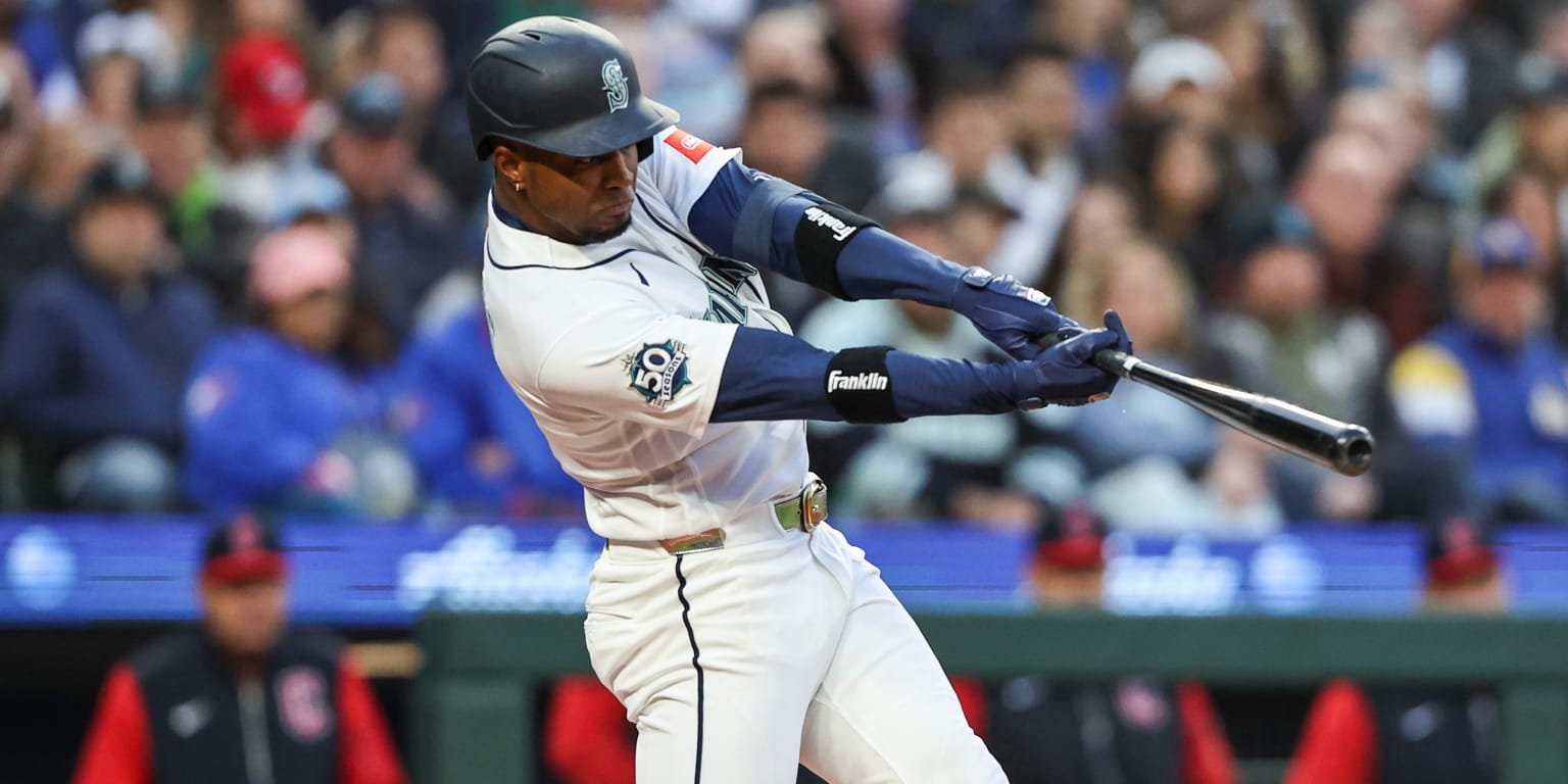 Robles (pec strain) goes on IL; Mariners select Connor Joe