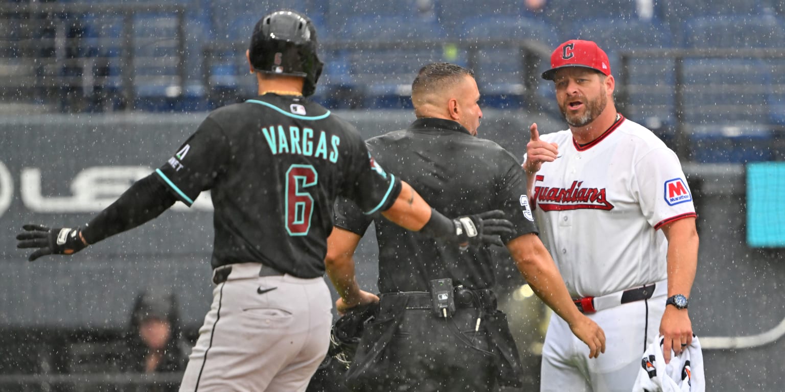 Bunt attempt during perfecto bid leads to benches clearing in Cleveland