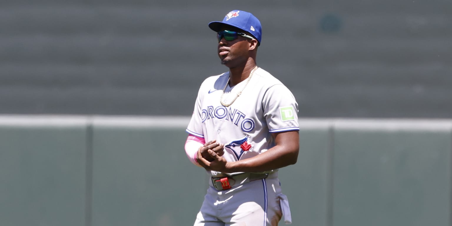 Sánchez (wrist) exits Blue Jays-O's finale after ball thrown by fan hits him in OF