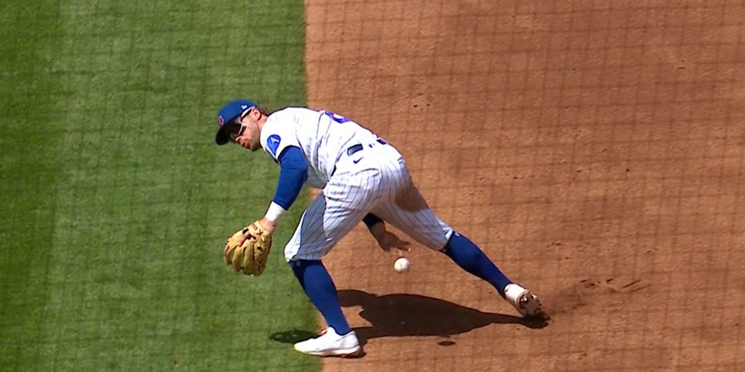 Practice makes perfect: Hoerner pulls off no-look, between-the-legs toss