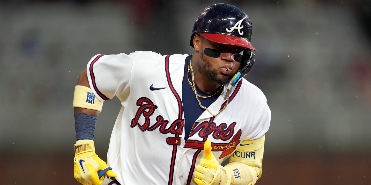 Things are -- literally -- bouncing Braves' way as Atlanta cruises to 8th straight win