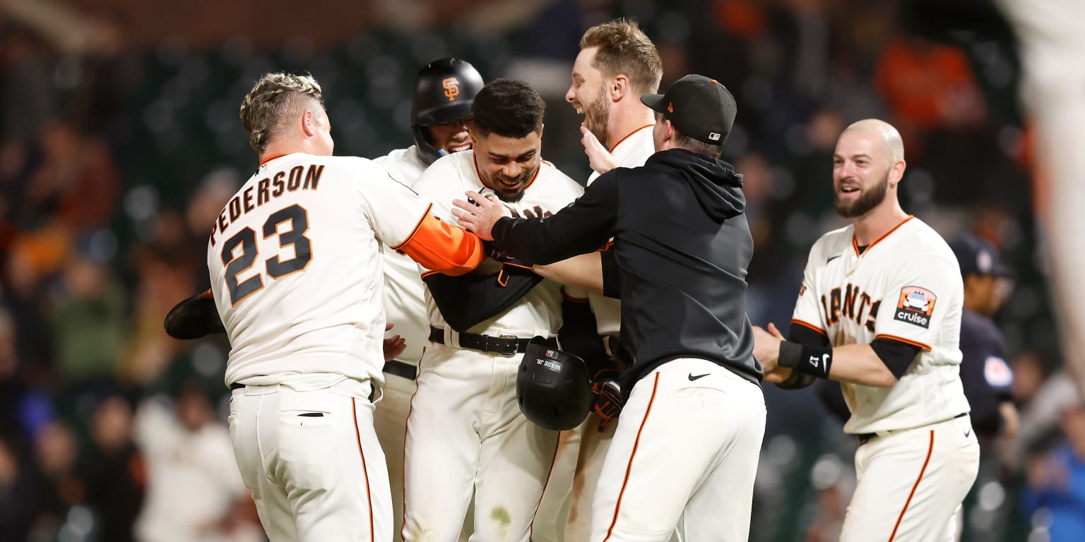 The Giants win coming out of extras and keep their lead in the Wild Card