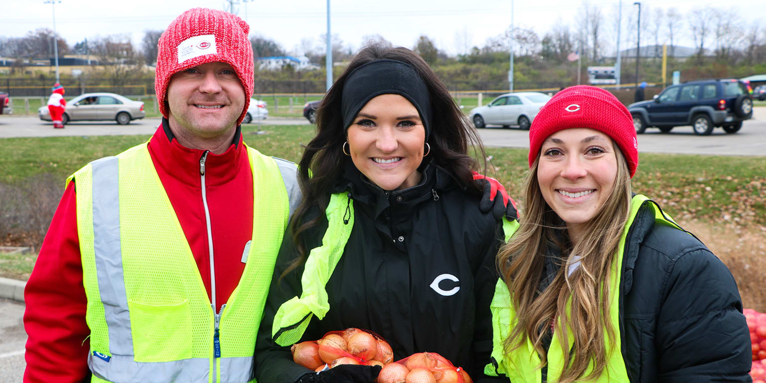 reds-freestore-foodbank-2022-pre-thanksgiving-food-distribution