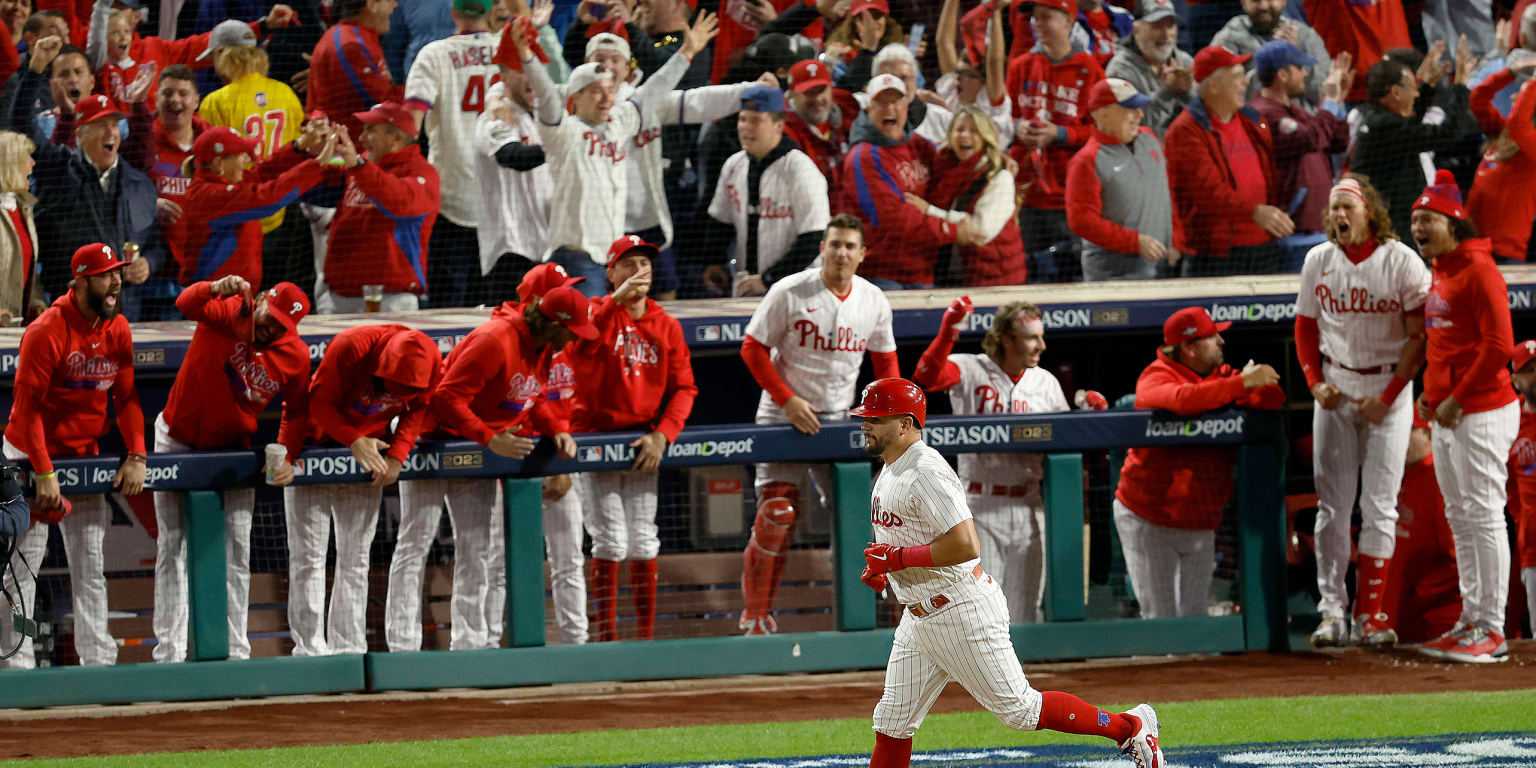 Philadelphia Phillies fan walks away with broken finger trying to catch  Kyle Schwarber homer during Game 2 - 6abc Philadelphia