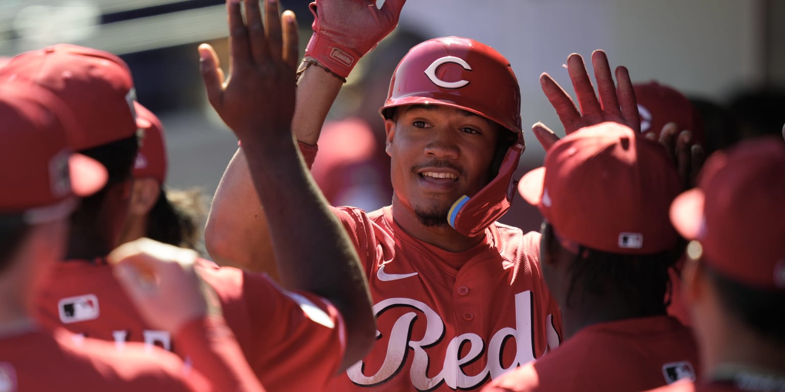Noelvi Marte works to improve throwing