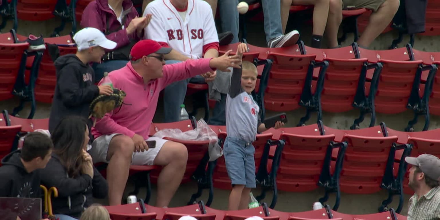 Kid gets foul ball, throws it back at Fenway