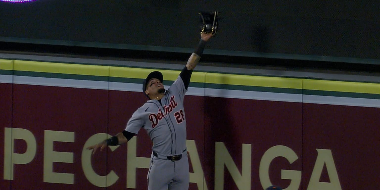 Watch this HR robbery by an ... infielder?