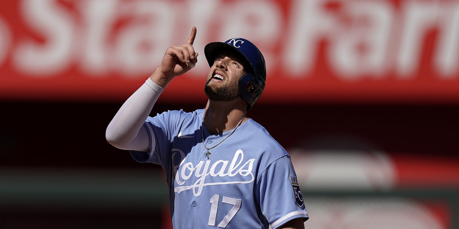 Royals score 11 runs in one inning for win over Mariners