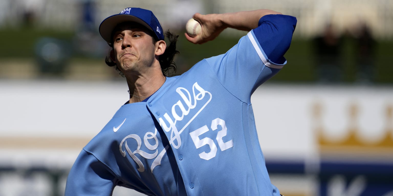 Daniel Lynch diagnosed with left shoulder strain