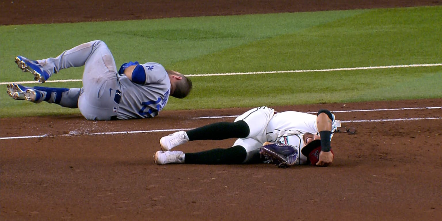Muncy, Vargas exit game after head-on collision at first base