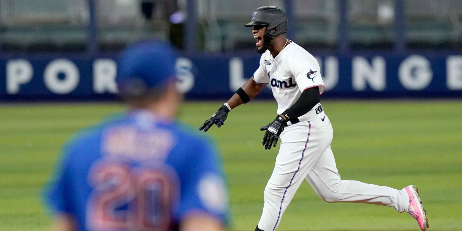 Bryan De La Cruz of the Miami Marlins advances to third base against  News Photo - Getty Images