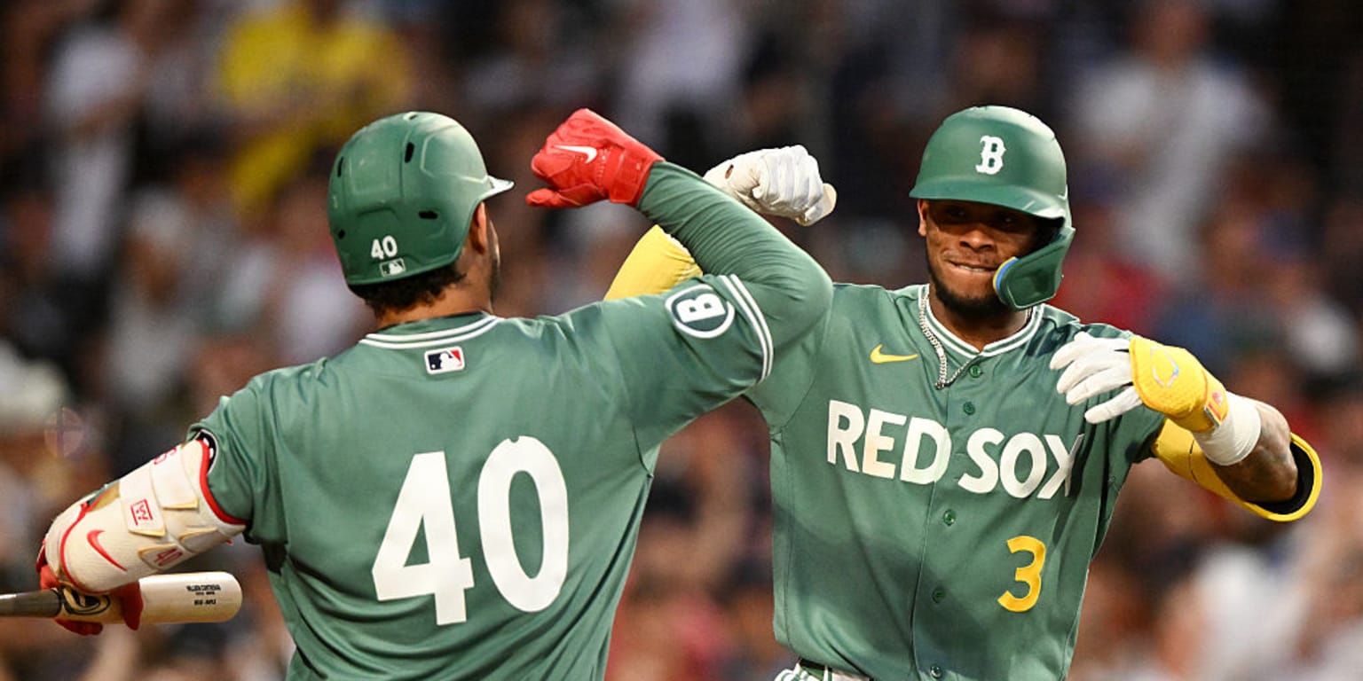 Red Sox back in win column behind Sandoval, late rally