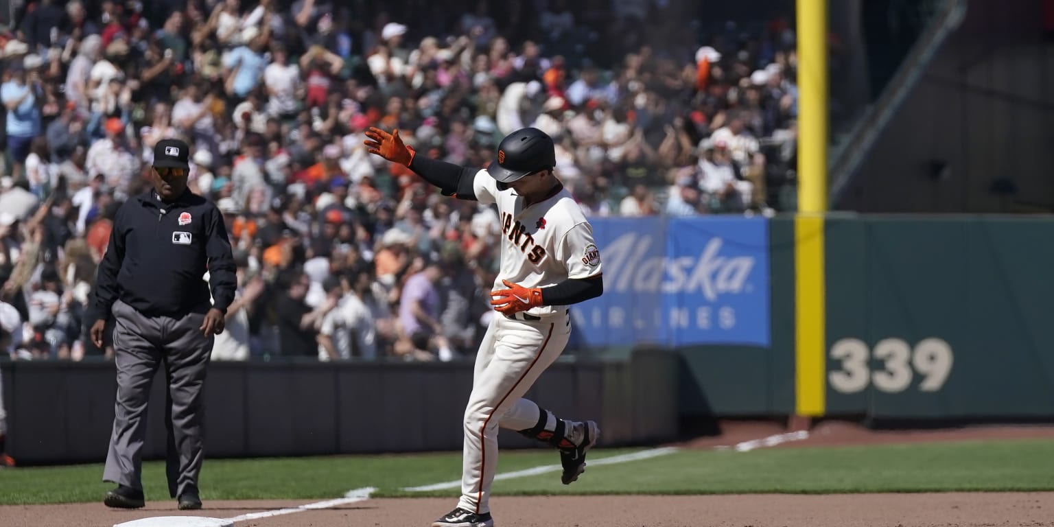 Bailey hits birthday homer in Giants’ win over Pirates