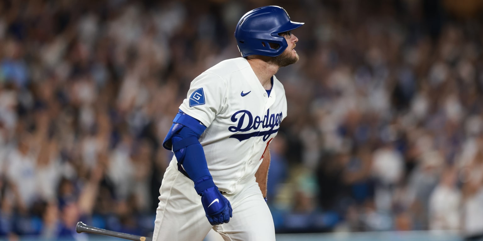 With Karros on the call, Muncy passes him for most homers at Dodger Stadium