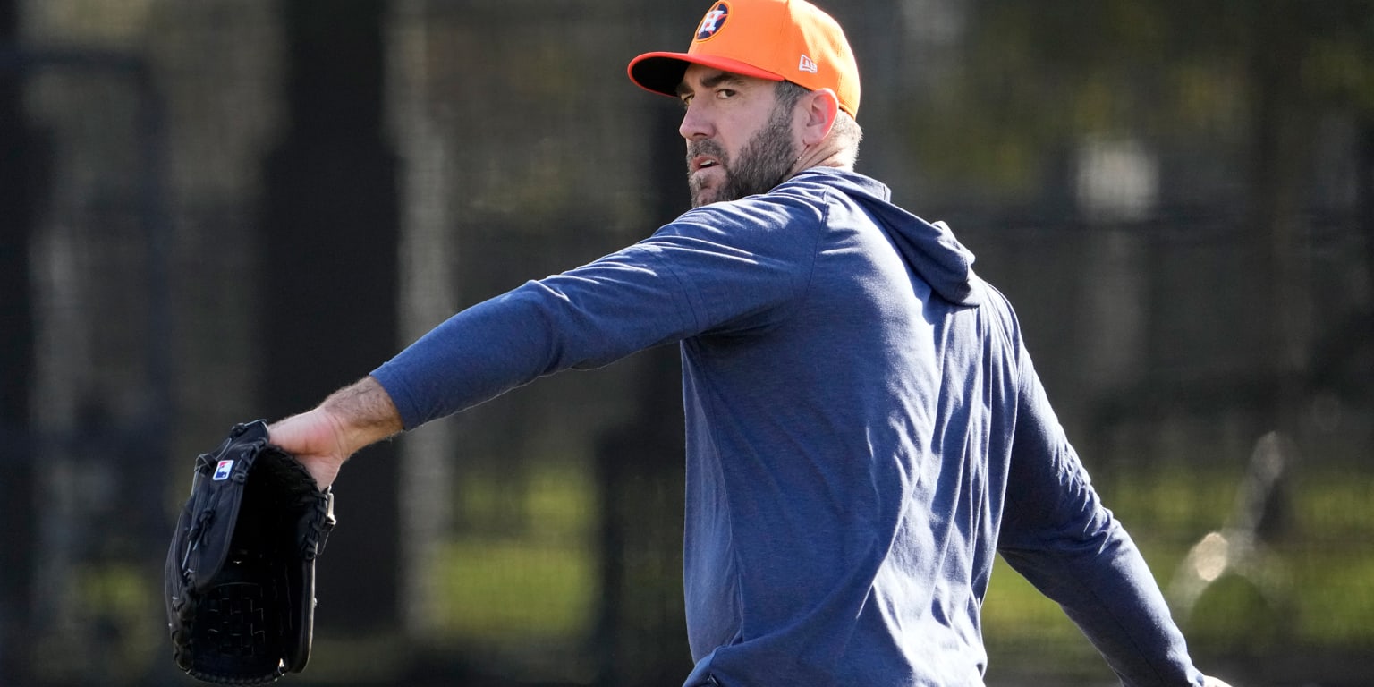 Justin Verlander throws off the mound in Astros camp