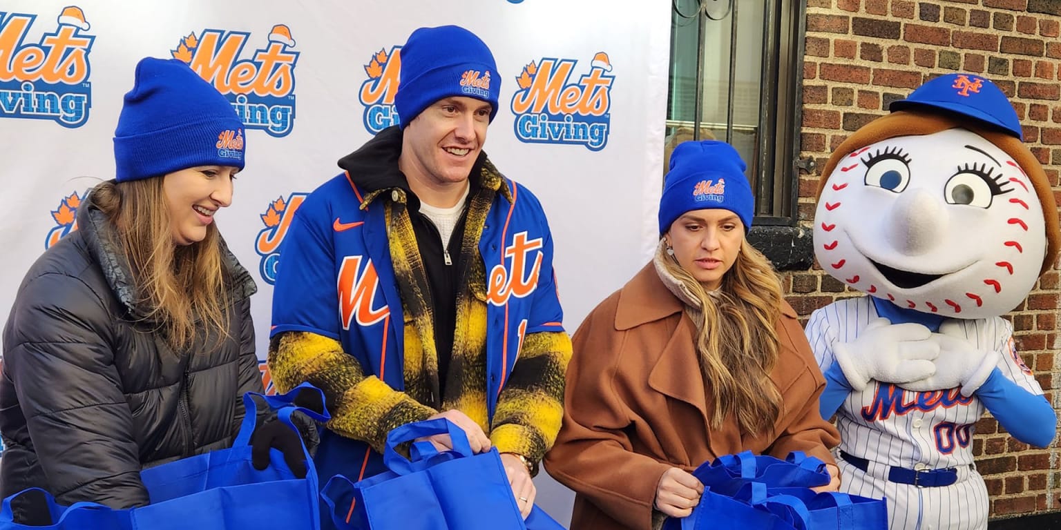 Mets, Mark Canha give away turkeys for Metsgiving