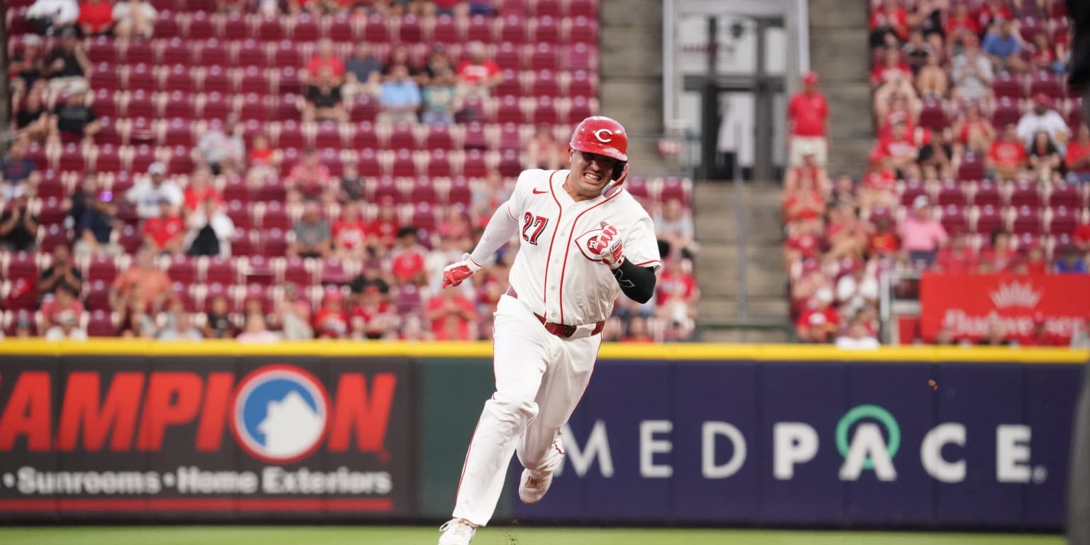 Reds stay hot, edge A's for 10th win in 14 games