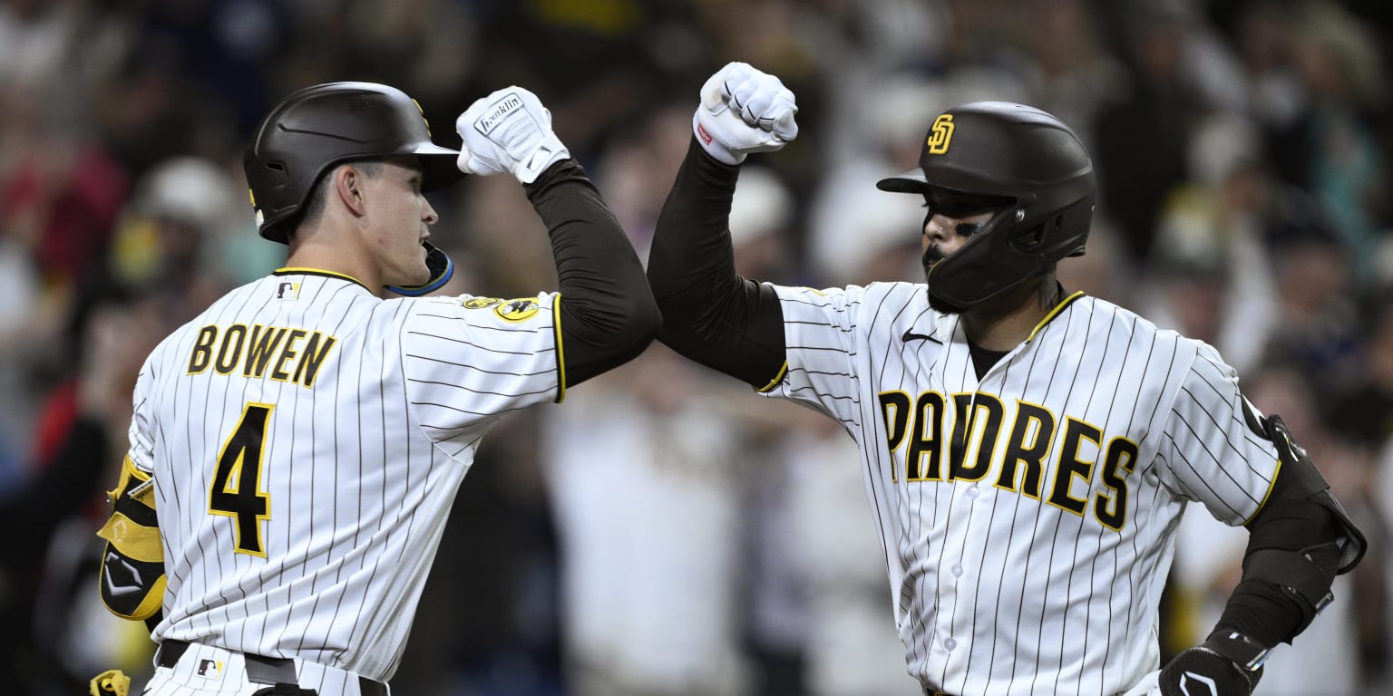 Padres match season high with 10 runs to get back to .500