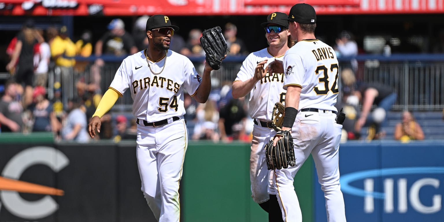 Pirates split series with Cardinals after Little League Classic