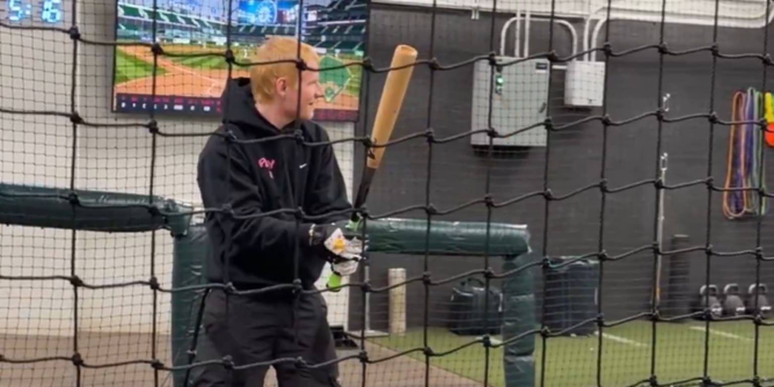 Ed Sheeran warms up for his show by ... taking BP with Julio?
