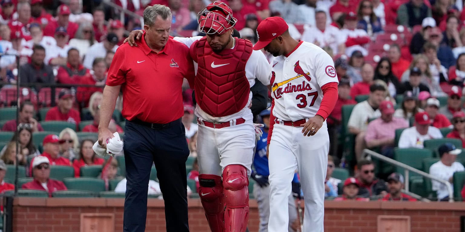 Willson Contreras exits Cardinals debut with injury