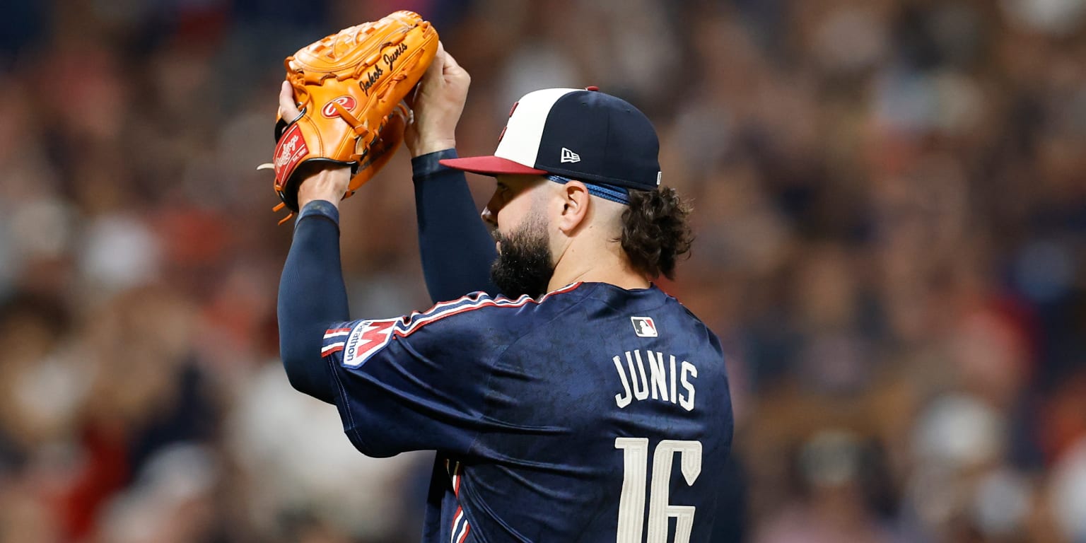 Rangers boost bullpen depth in deal with reliever Junis (source)