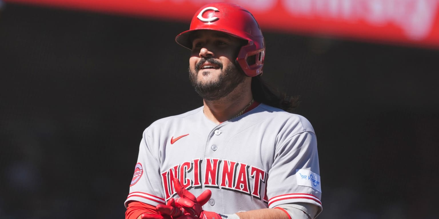 Reds put veterans Suárez, Friedl on waivers (report)
