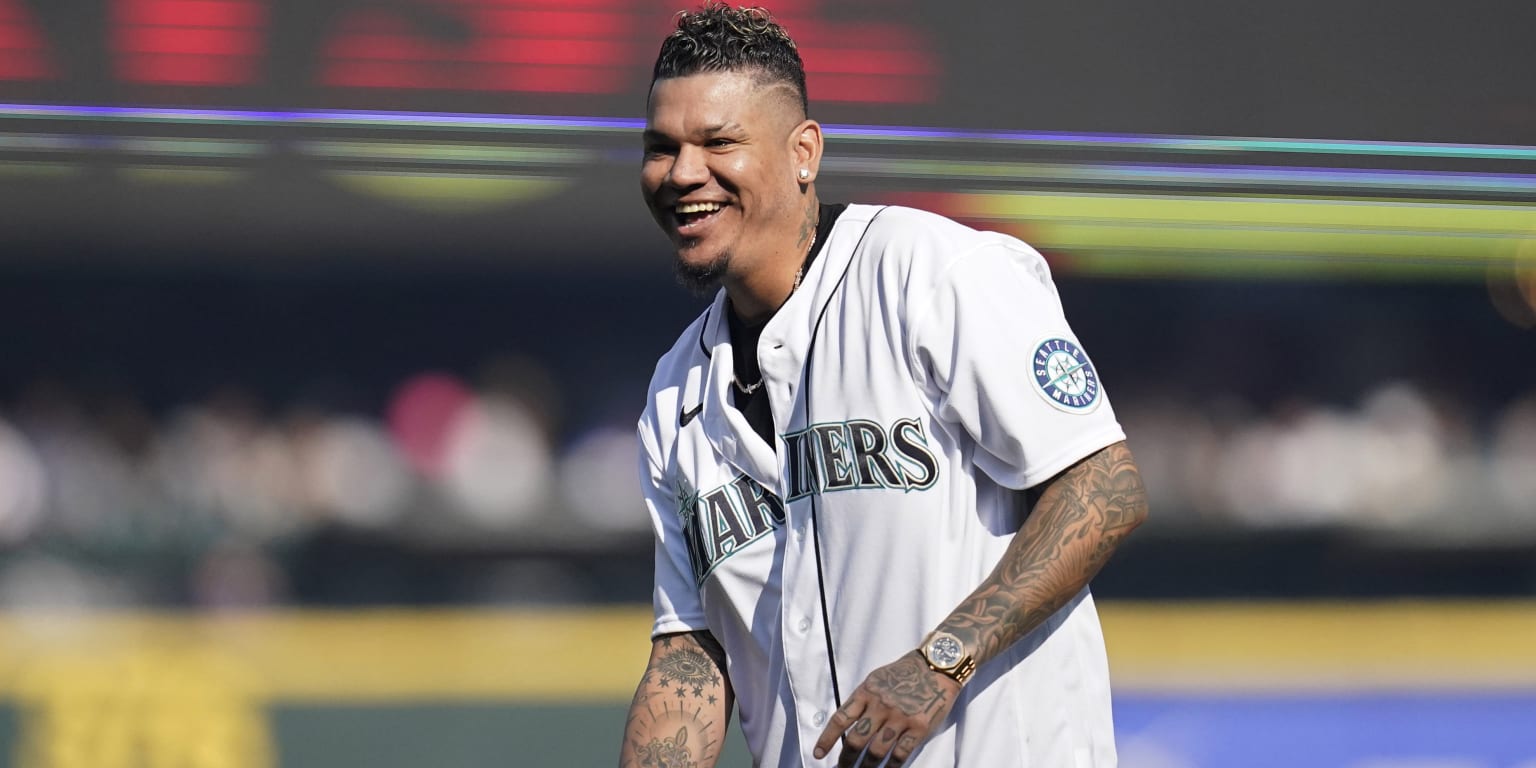 King Félix throws 1st pitch in front of raucous Seattle crowd