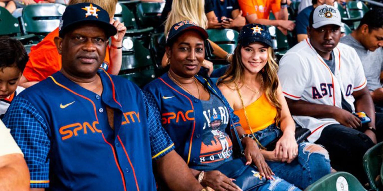 Yordan Alvarez's parents from Cuba come to Astros game for 1st time