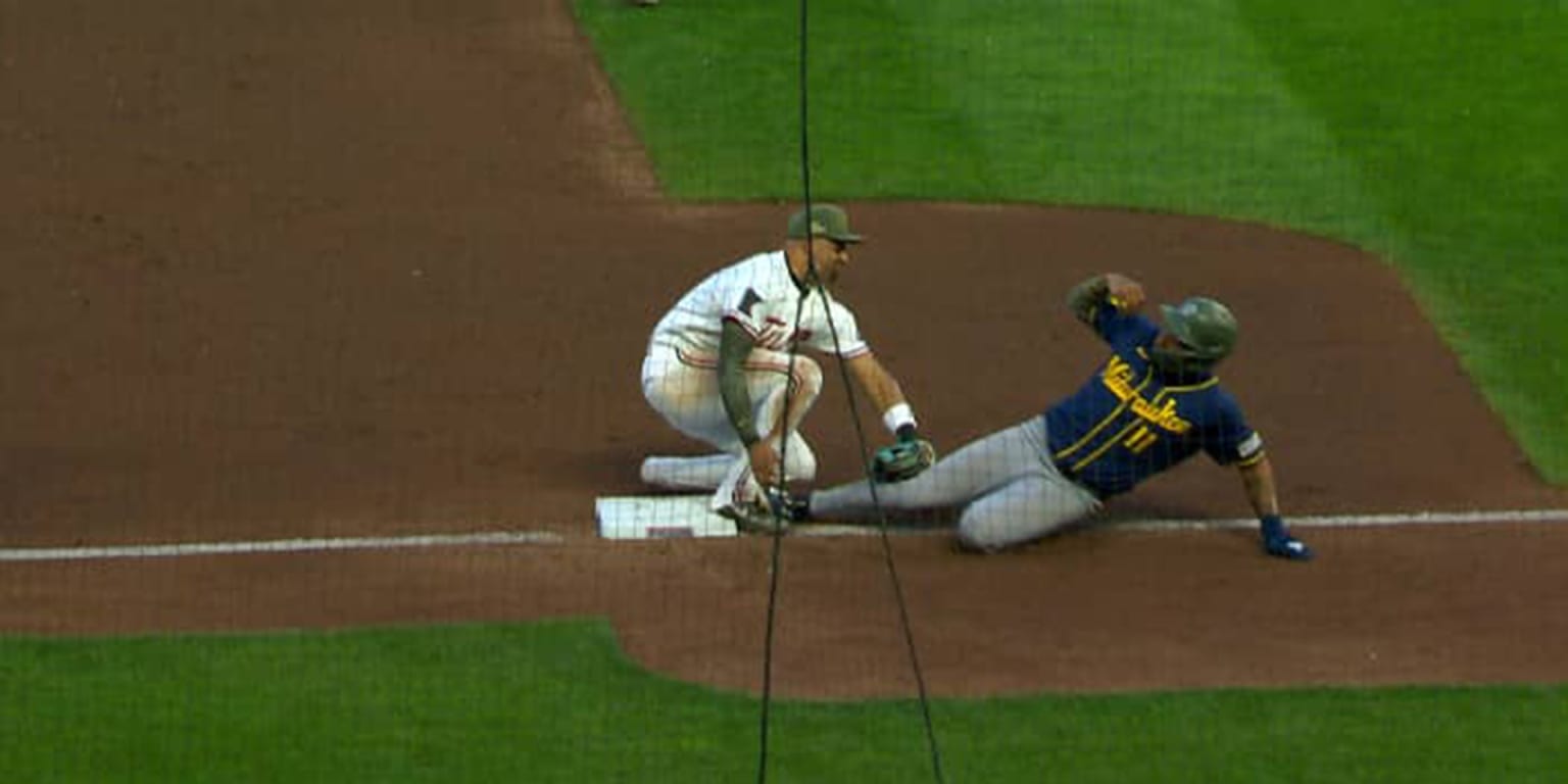 Late obstruction call pivotal as Brewers edge Twins