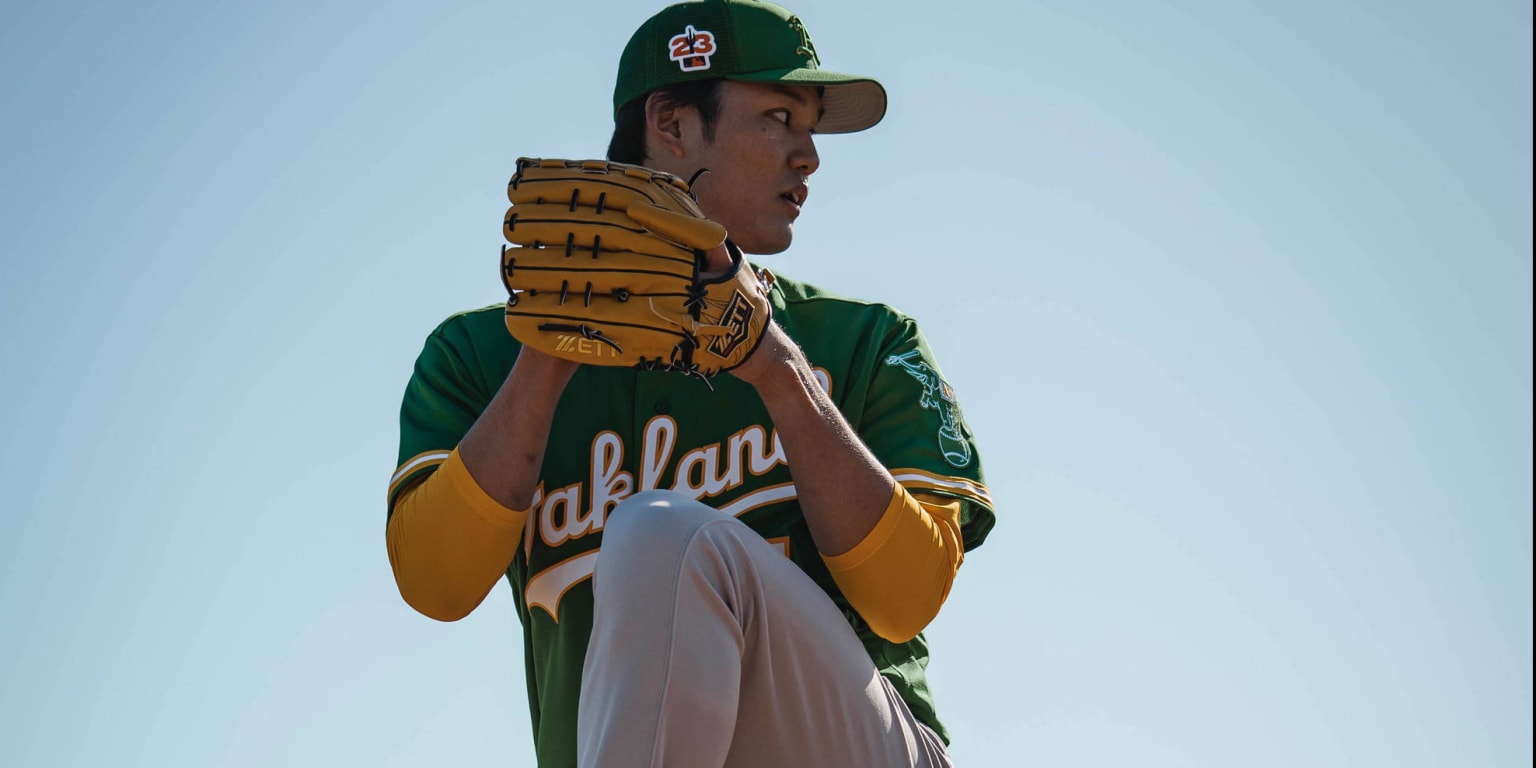 Shintaro Fujinami shows off pitching repertoire in A's camp