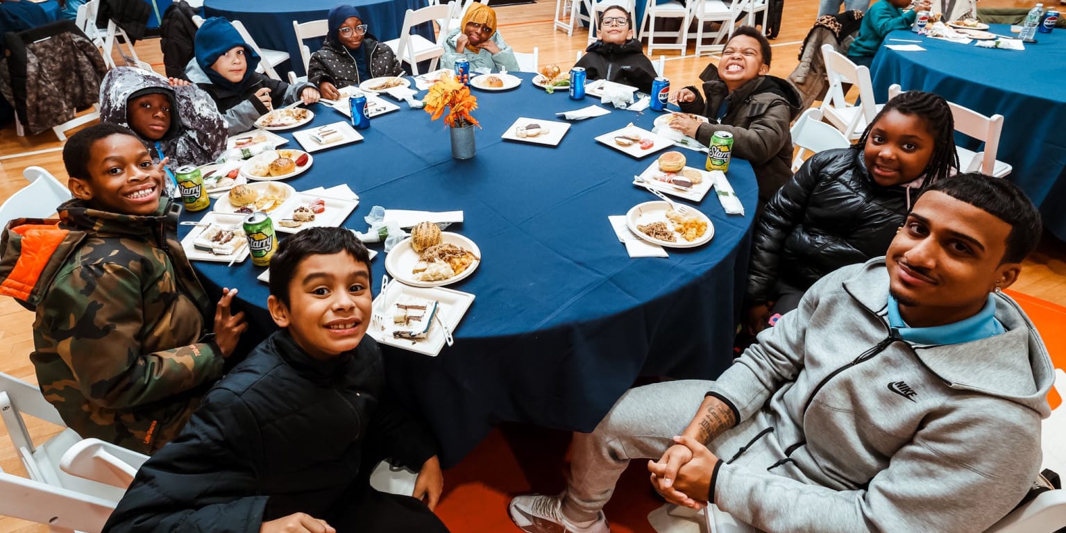 Yankees help feed Bronx families to begin their season of giving Yankees help feed Bronx families to begin their season of giving
