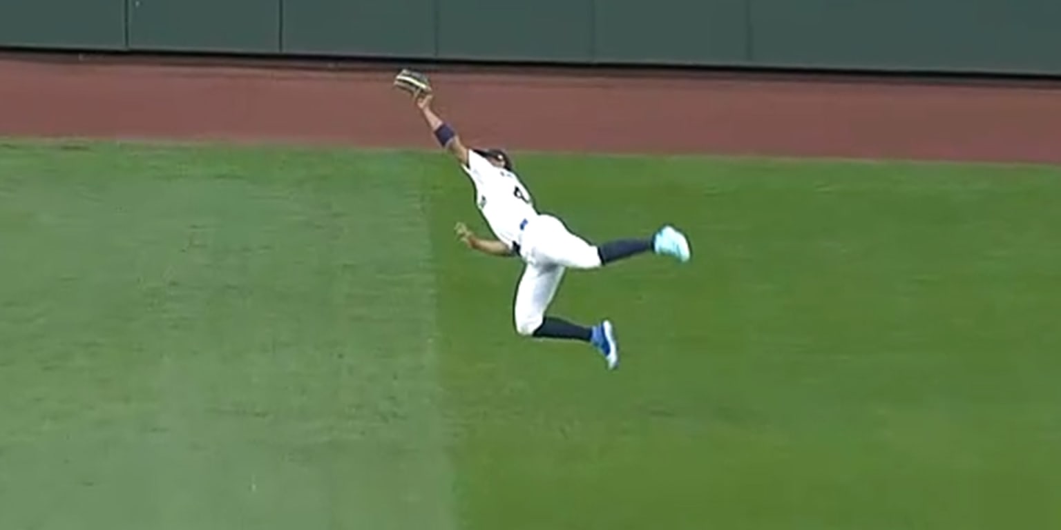 Julio Rodríguez makes wild catch on chaotic line drive
