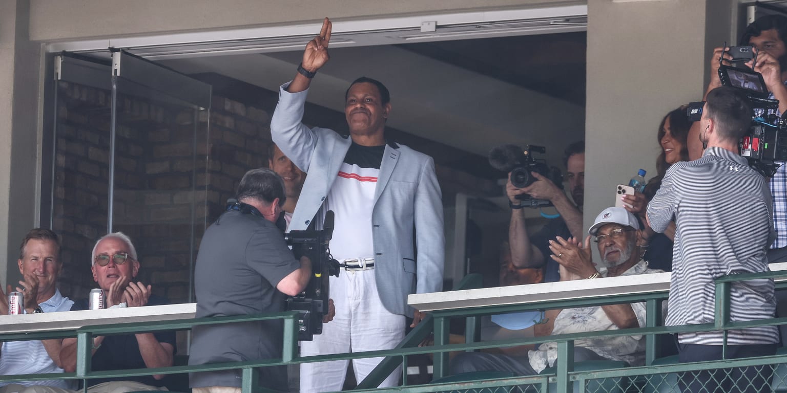 Sosa makes emotional return to Wrigley for first time in two decades