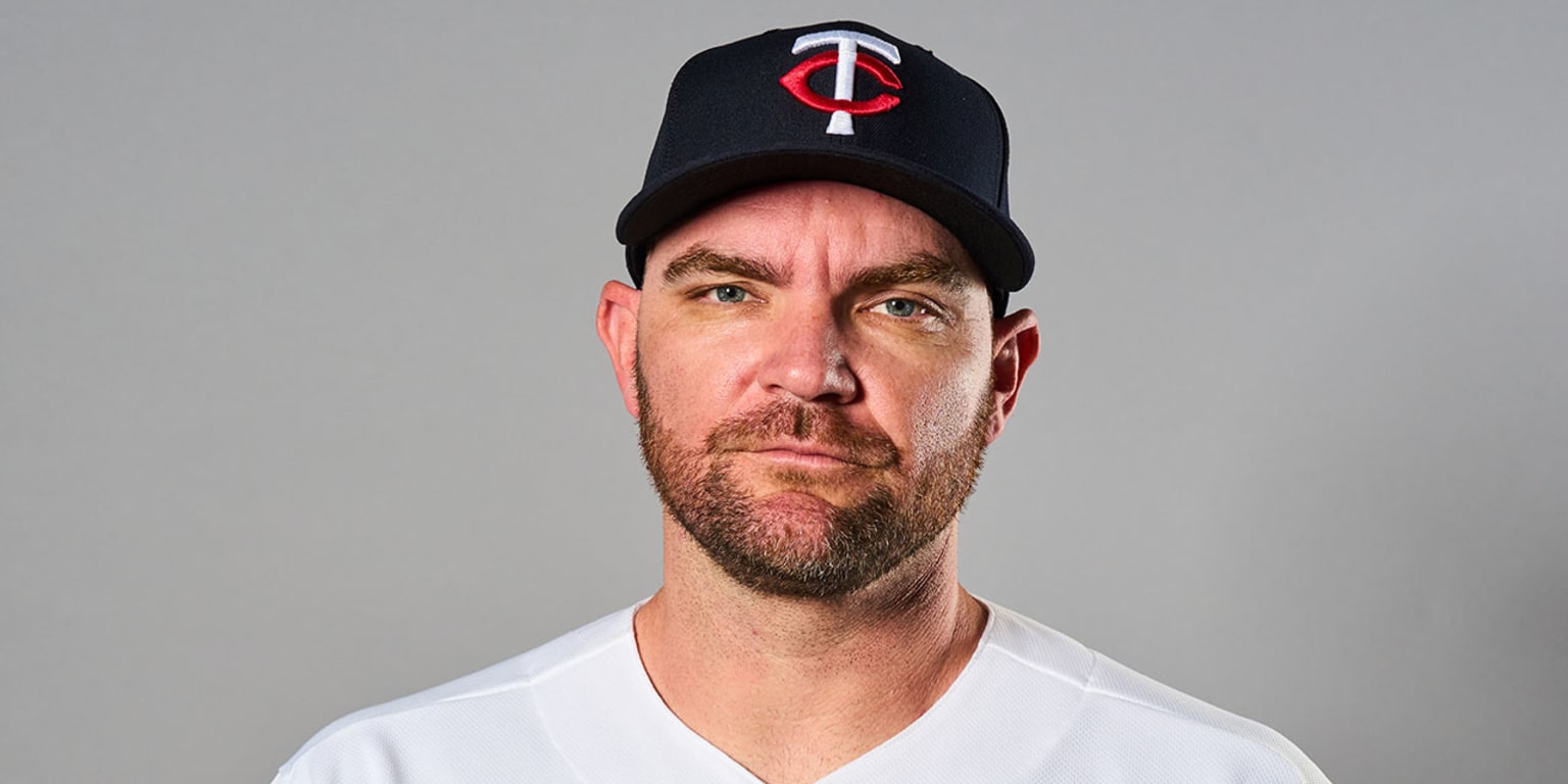 Twins release Hendriks, option Matthews as Opening Day nears
