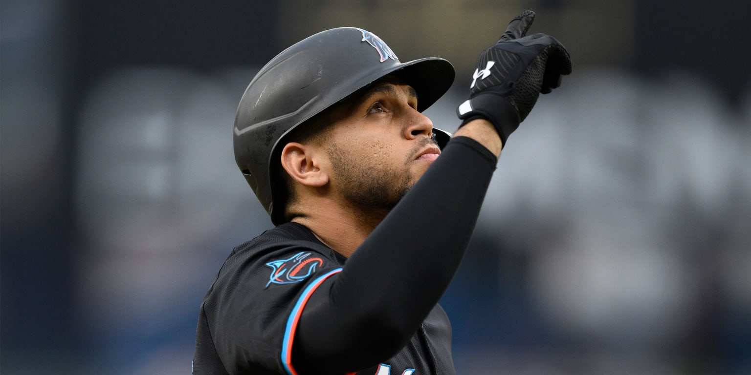 Ramírez hitting home run