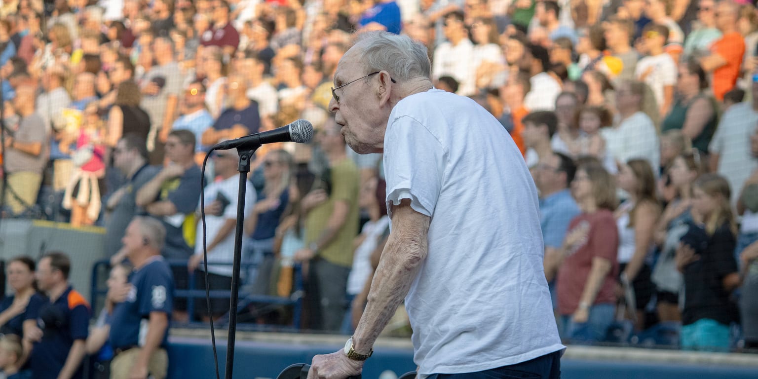 World War II veteran John Pylman sings national anthem