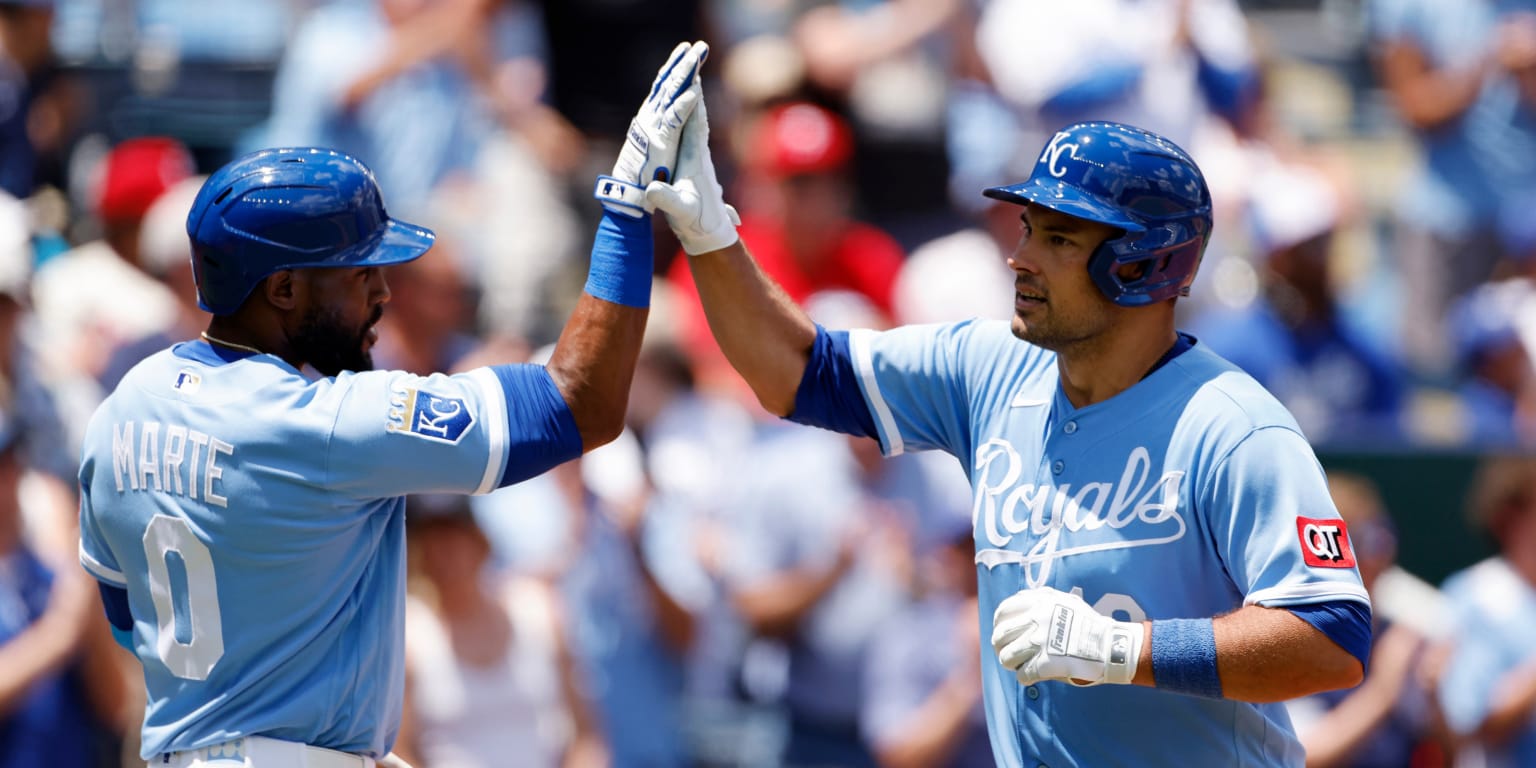 Royals' bats erupt for 15 runs, chasing Phils ace Sánchez in 4th inning