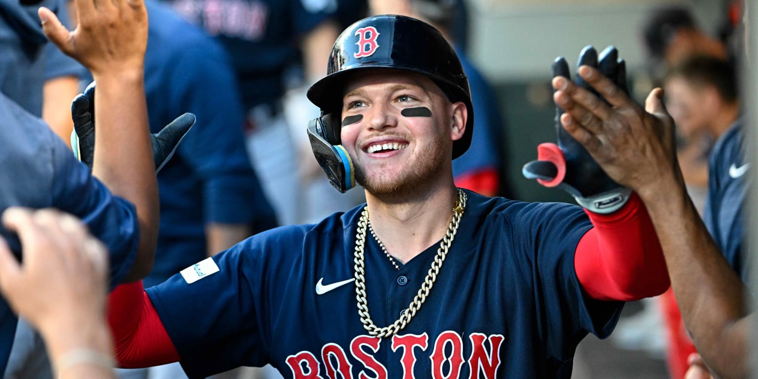 Alex Verdugo Hits 2 Home Runs, Makes Spectacular Catch As Red Sox Hold Off  Blue Jays, 5-3 - CBS Boston