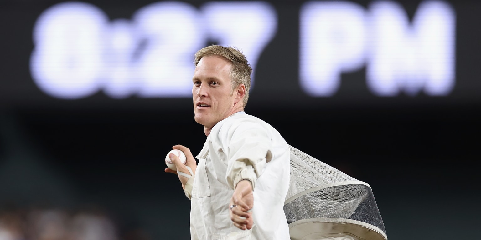 Beekeeper gets Topps baseball card