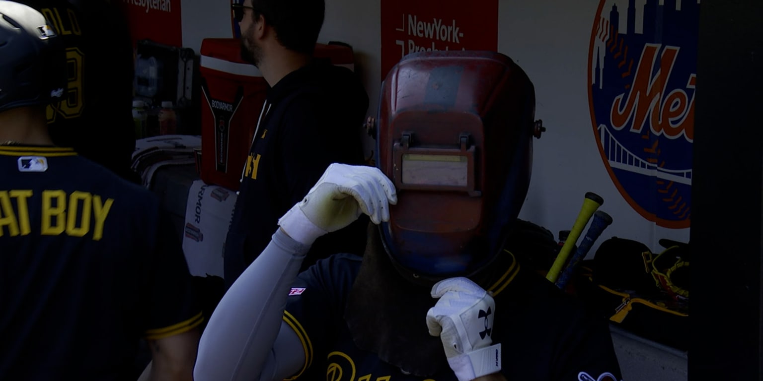 The Pirate in the iron mask? Lowe debuts new celly after first HR of MLB season